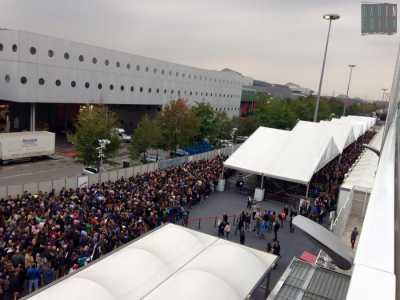 Migliaia di visitatori ammassati in attesa di entrare all'Expo di Milano